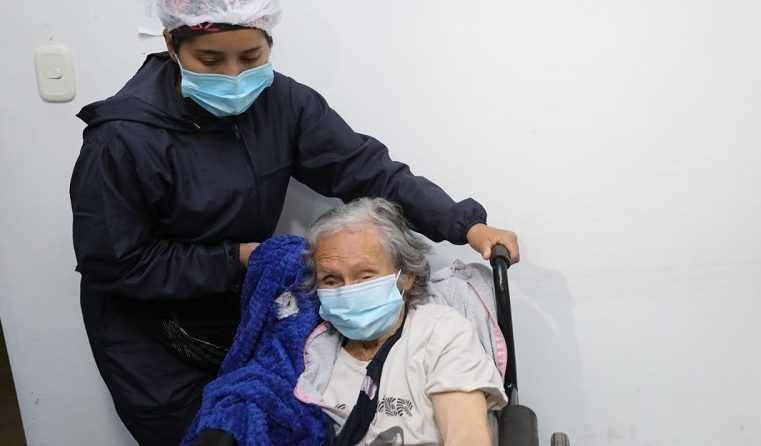 Inició la vacunación de adultos mayores en Cundinamarca