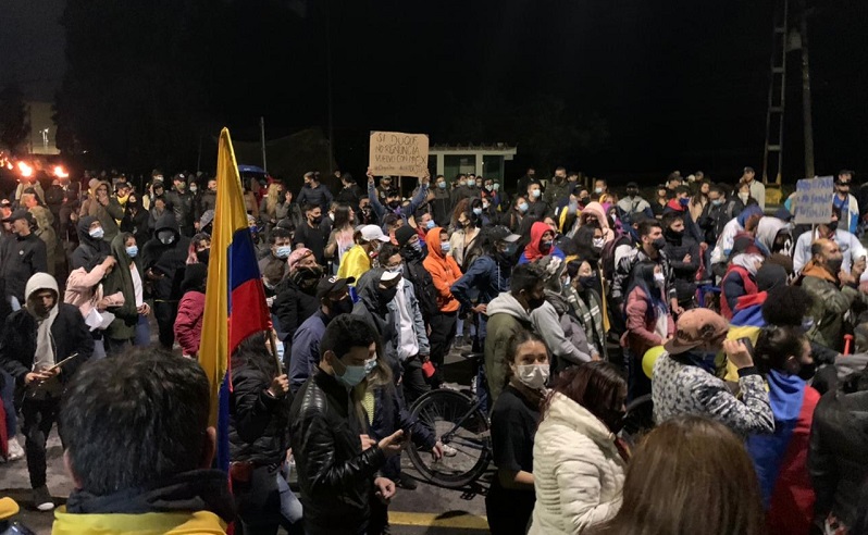 Más de 2.000 personas manifestaron anoche frente a la U. Militar en Cajicá