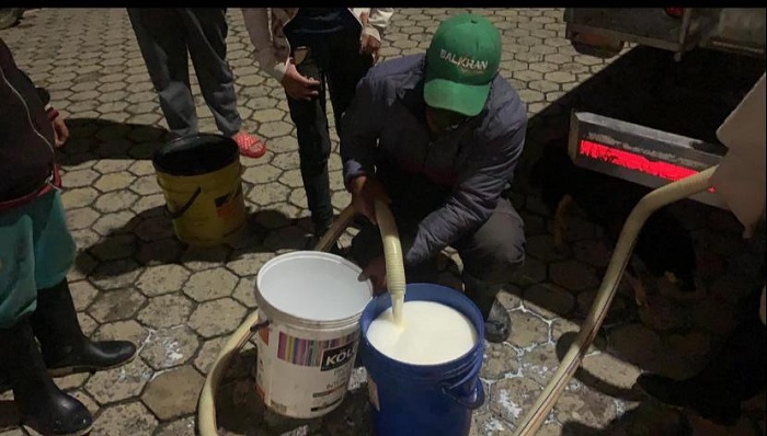 Por Paro Nacional, lecheros y ganaderos en Boyacá arrojan la leche en ríos y quebradas