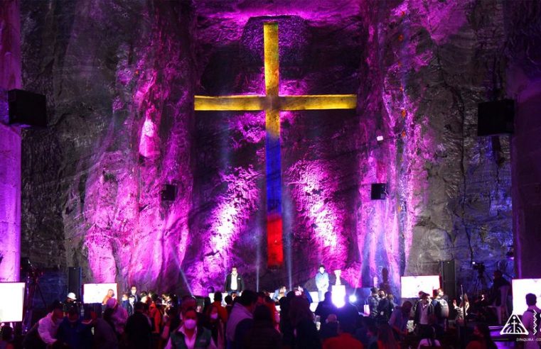 Catedral de Sal de Zipaquirá se viste de rosa en homenaje a Egan Bernal