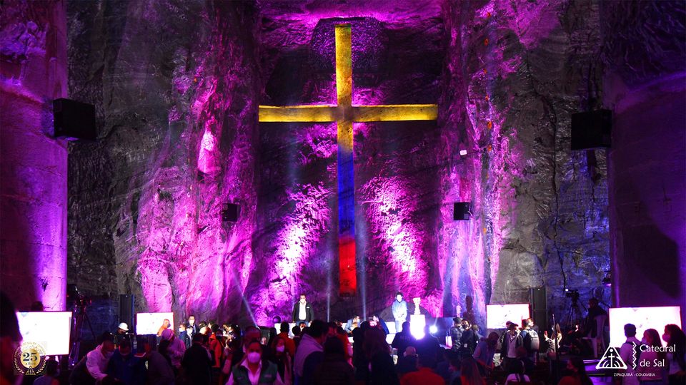 Catedral de Sal de Zipaquirá se viste de rosa en homenaje a Egan Bernal