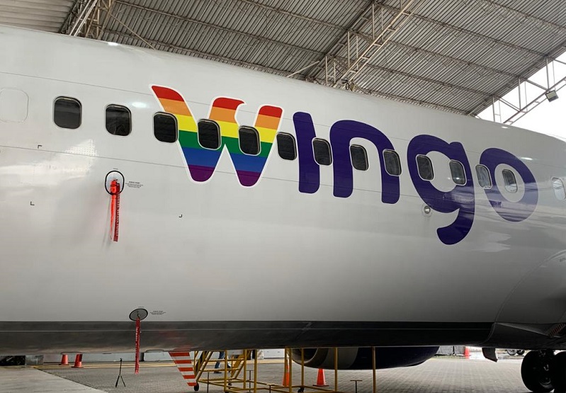 Aerolínea pinta avión de arcoíris en el mes del Orgullo LGBTIQ+