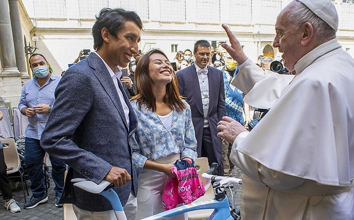 Egan Bernal le regaló al papa Francisco la maglia rosa y una bicicleta