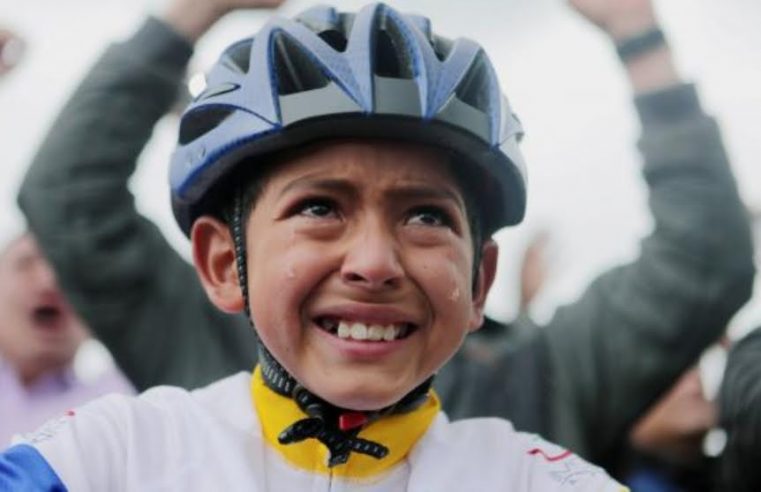 Muere arrollado Julián Esteban Gómez, el niño que lloró por Egan Bernal
