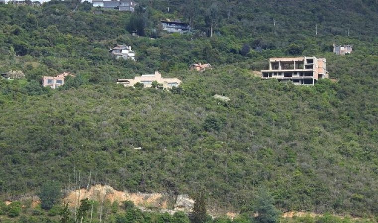 Denuncian construcciones irregularidades en cerros orientales de Chía