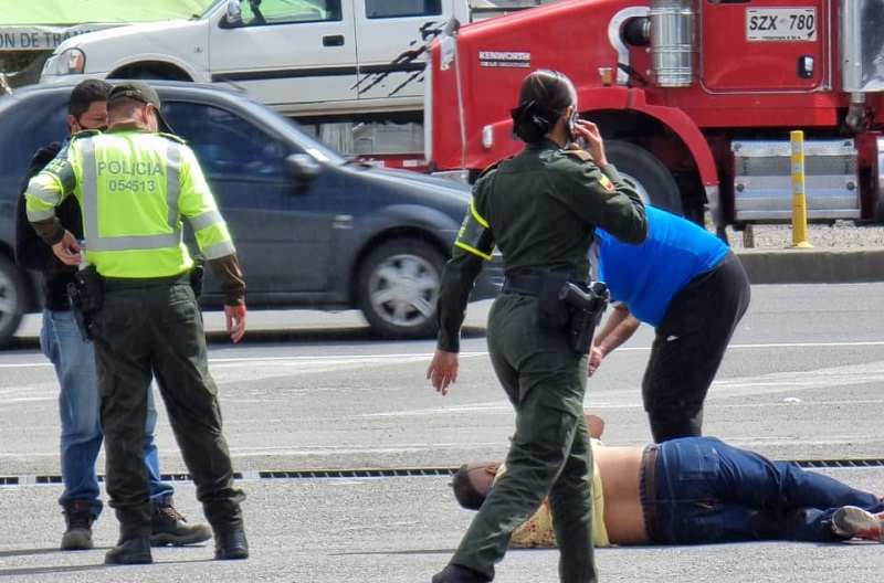 Cajicá: Procedimiento de tránsito terminó con un policía y un ciudadano heridos