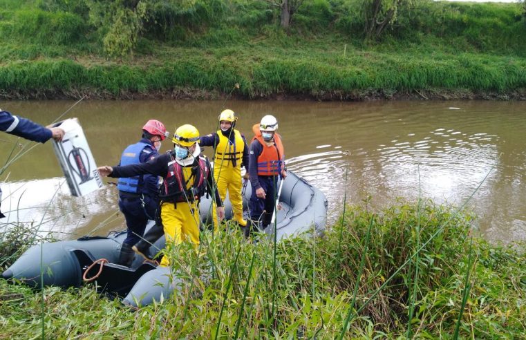 Bomberos y familiares buscan a menor que cayó al Rio Bogotá en Cajicá