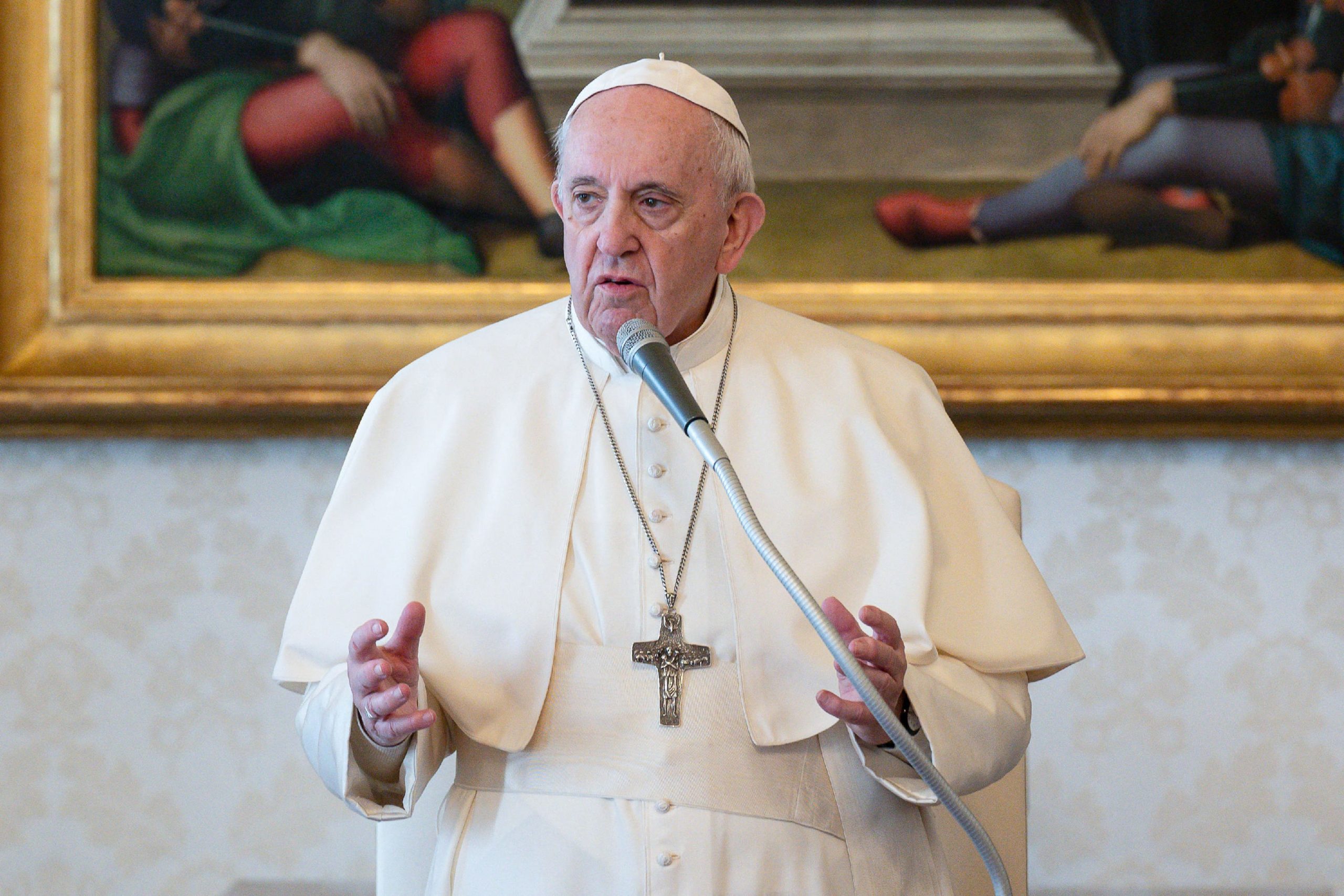 Papa Francisco “reaccionó bien” a operación de colon