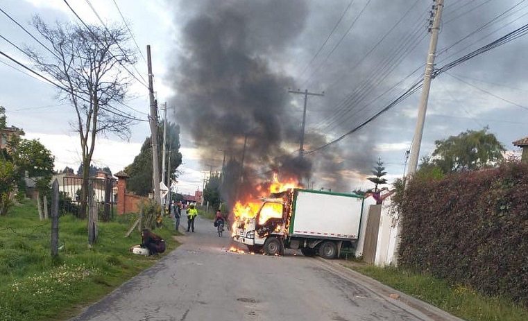 Cajicá: Piden investigar quema de vehículo de transporte de alimentos