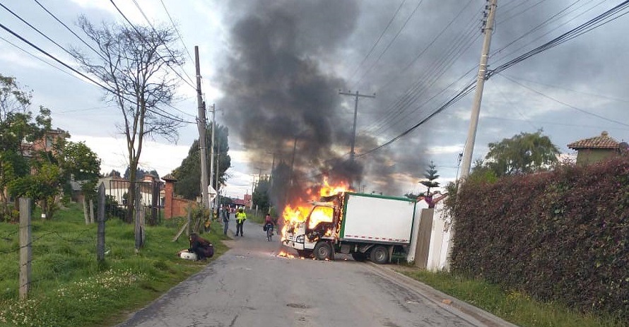 Cajicá: Piden investigar quema de vehículo de transporte de alimentos