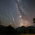 cien de estos meteoritos cruzando el inmenso cielo. Este hermoso acontecimiento sucederá entre el 9 al 13 de agosto y se conoce como la lluvia de meteoros de las Perseidas.