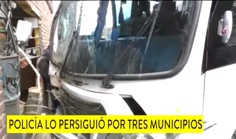 Choca contra casa en Tenjo buseta que había sido robada en Chía(+VIDEO)