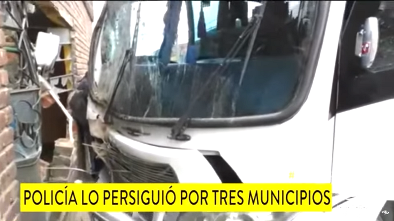 Choca contra casa en Tenjo buseta que había sido robada en Chía(+VIDEO)