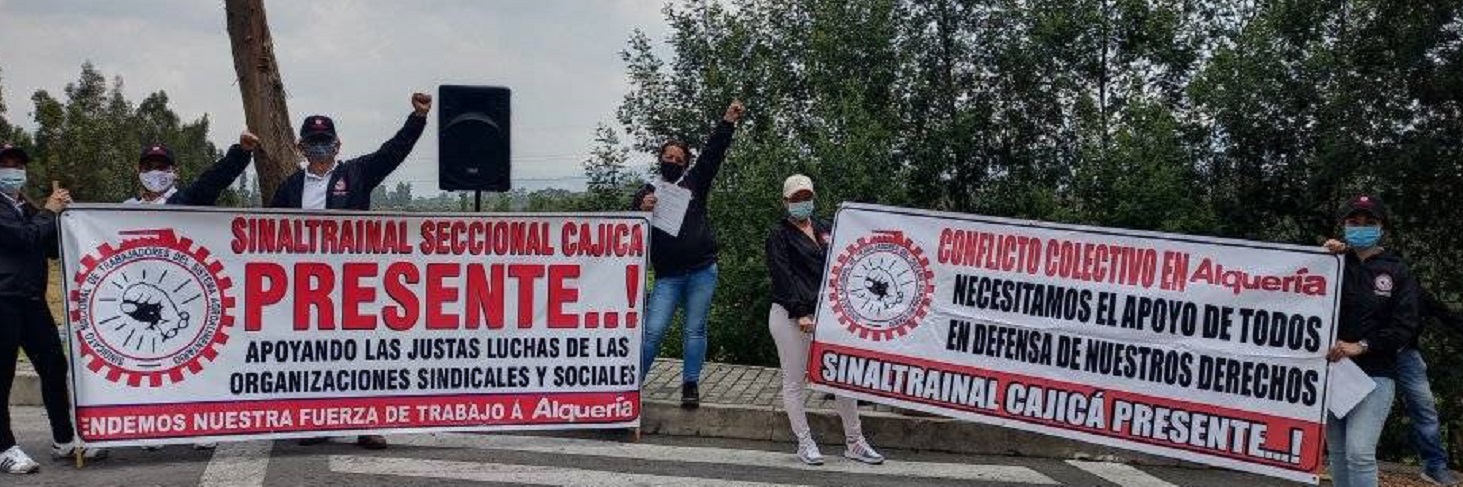 El sindicado de trabajadores del Sistema Agroalimentario “SINALTRAINAL” seccional Cajicá, se moviliza exigiendo que Alquería atienda pliego de peticiones