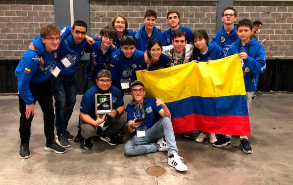 Jóvenes colombianos demuestran su gran talento en torneo internacional de robótica.