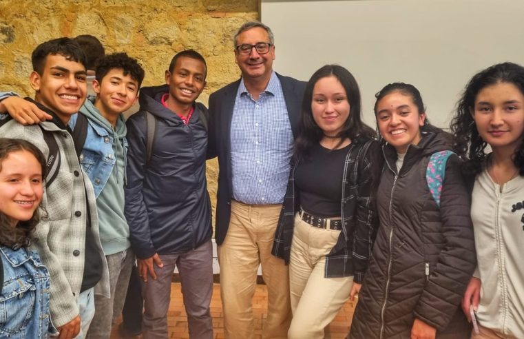 Las historias de 2 empresarios reconocidos en Latinoamérica, Alquería y McDonald´s, motivaron a 82 estudiantes de colegios públicos de Cundinamarca a cumplir sus sueños de ser profesionales