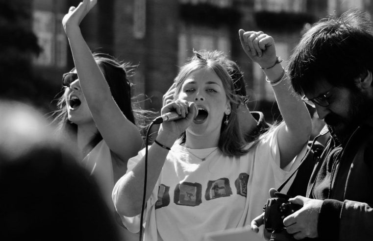 La Música como Grito de Protesta: Un Eco Global de Cambio + Video