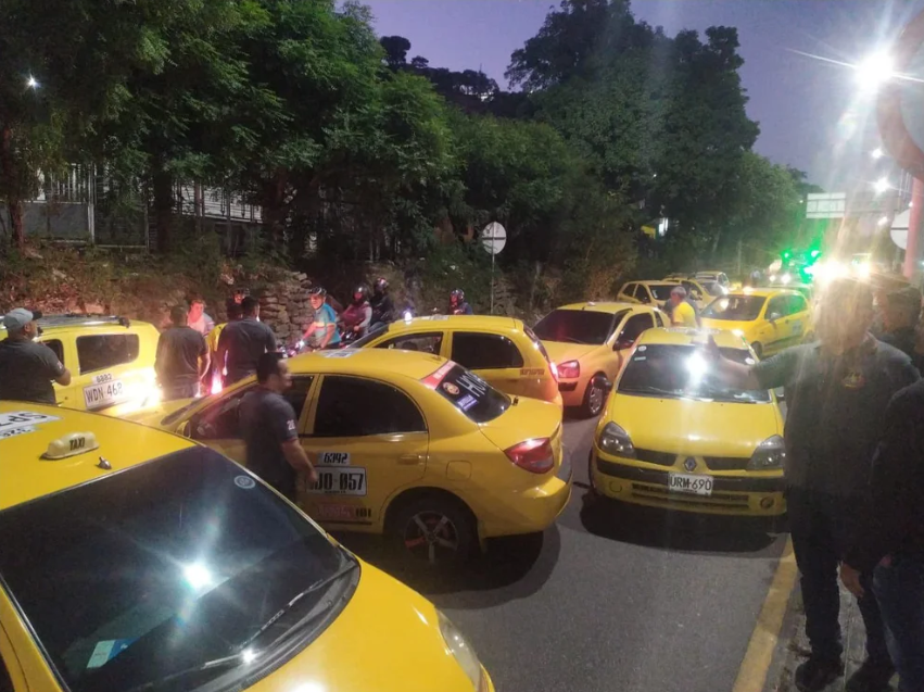 Manifestaciones de taxistas paralizan la Vía Bogotá – Villavicencio en Llano Lindo