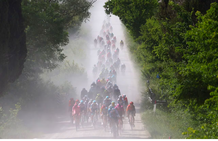 Éxito y Superación: Colombianos Destacan en el Giro de Italia Después de Jornada Desafiante