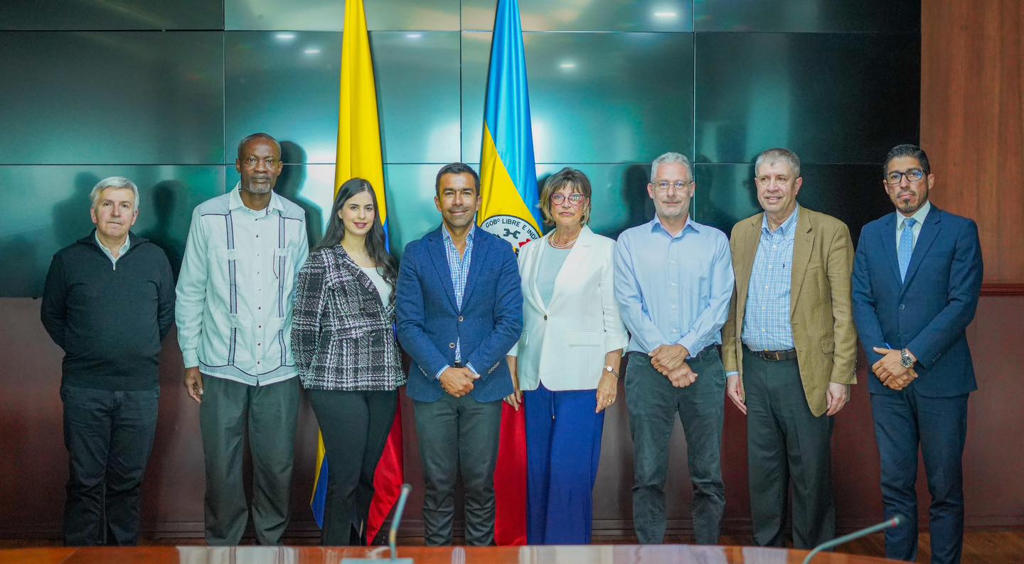 Nuevos Ciudadanos Adquieren la Nacionalidad Colombiana con Emotiva Ceremonia