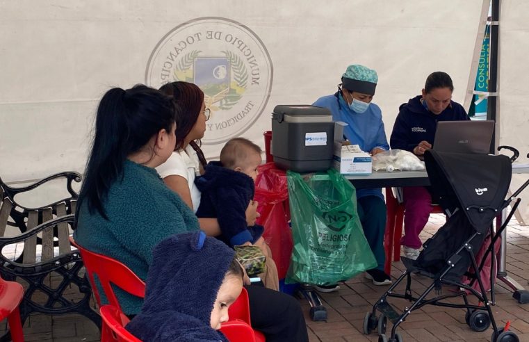 Jornada de Vacunación en el Parque Principal: Comunidad se Pone al Día