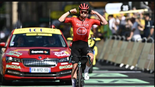 Título:Egan Bernal brilla en la segunda etapa del Tour de Francia 2024, alcanzando el séptimo lugar en la general; Pogacar toma el liderazgo