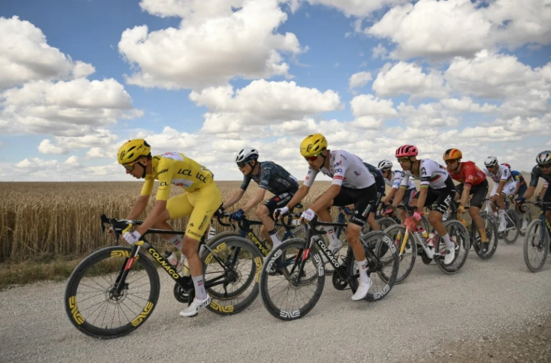 Jornada de Intensos Duelo en el Tour de Francia: Bernal Resiste en el Día del Gravel