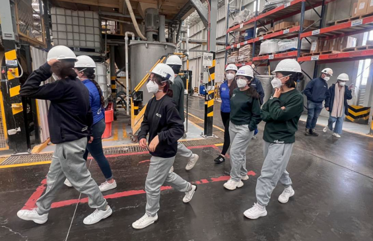 Estudiantes del Colegio Pablo VI Exploran Procesos Industriales en la Empresa Corona