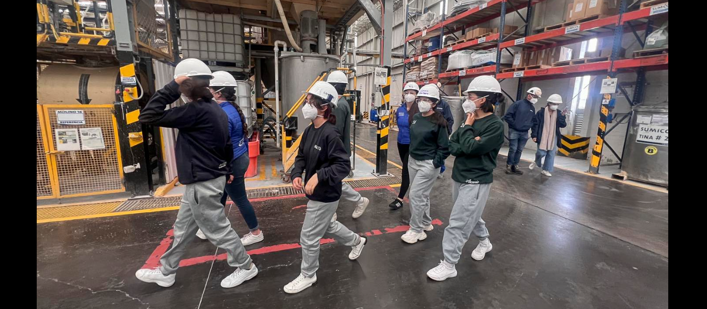 Estudiantes del Colegio Pablo VI Exploran Procesos Industriales en la Empresa Corona