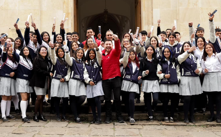 Ceremonia de Bendición del Lápiz Motiva a Estudiantes de Grado 11 en Tenjo