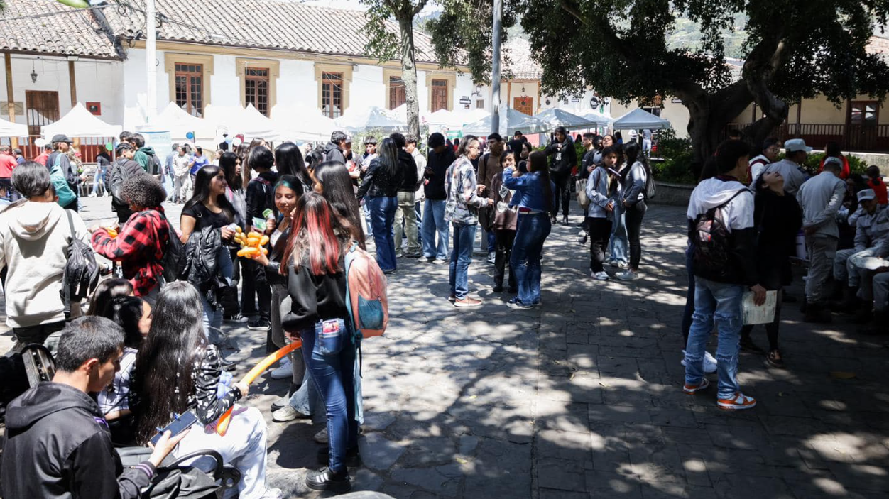 Exitosa Feria de Servicios Juveniles en Tenjo con Gran Participación Estudiantil