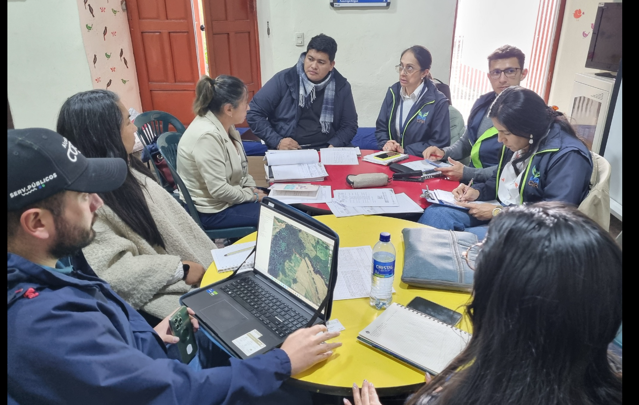 Mesa de trabajo para mejorar el servicio de acueductos veredales en Cundinamarca