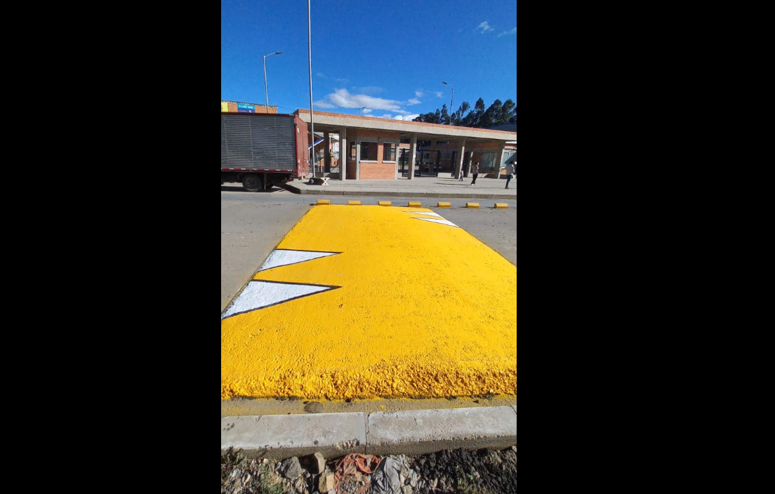 Avanza la señalización vial frente al Colegio La Salle, cumpliendo compromisos