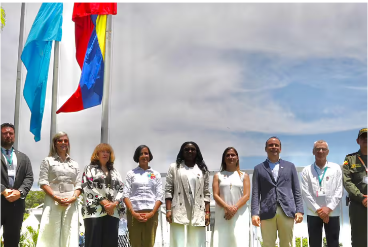 Colombia entrega la Zona Azul de la COP16 a Naciones Unidas con izada de bandera