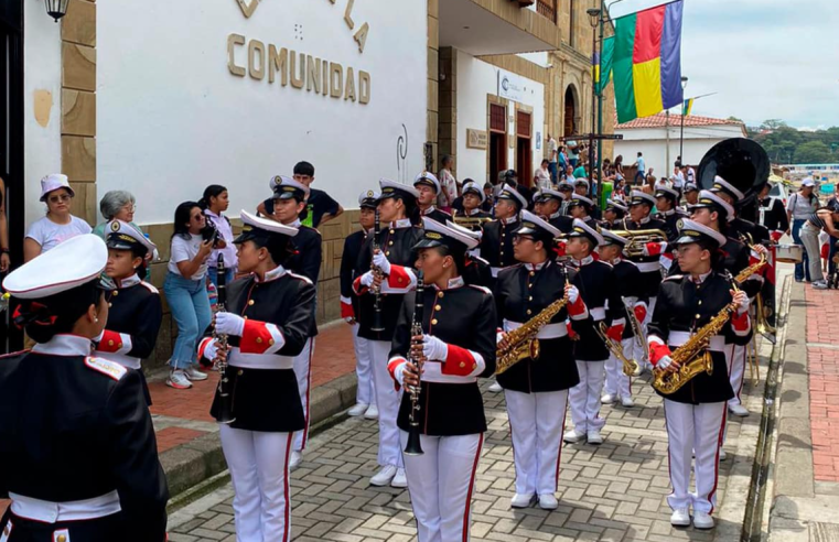 Banda Marcial de la IED San Gabriel recibe reconocimiento en Concurso Nacional de Bandas en Santander