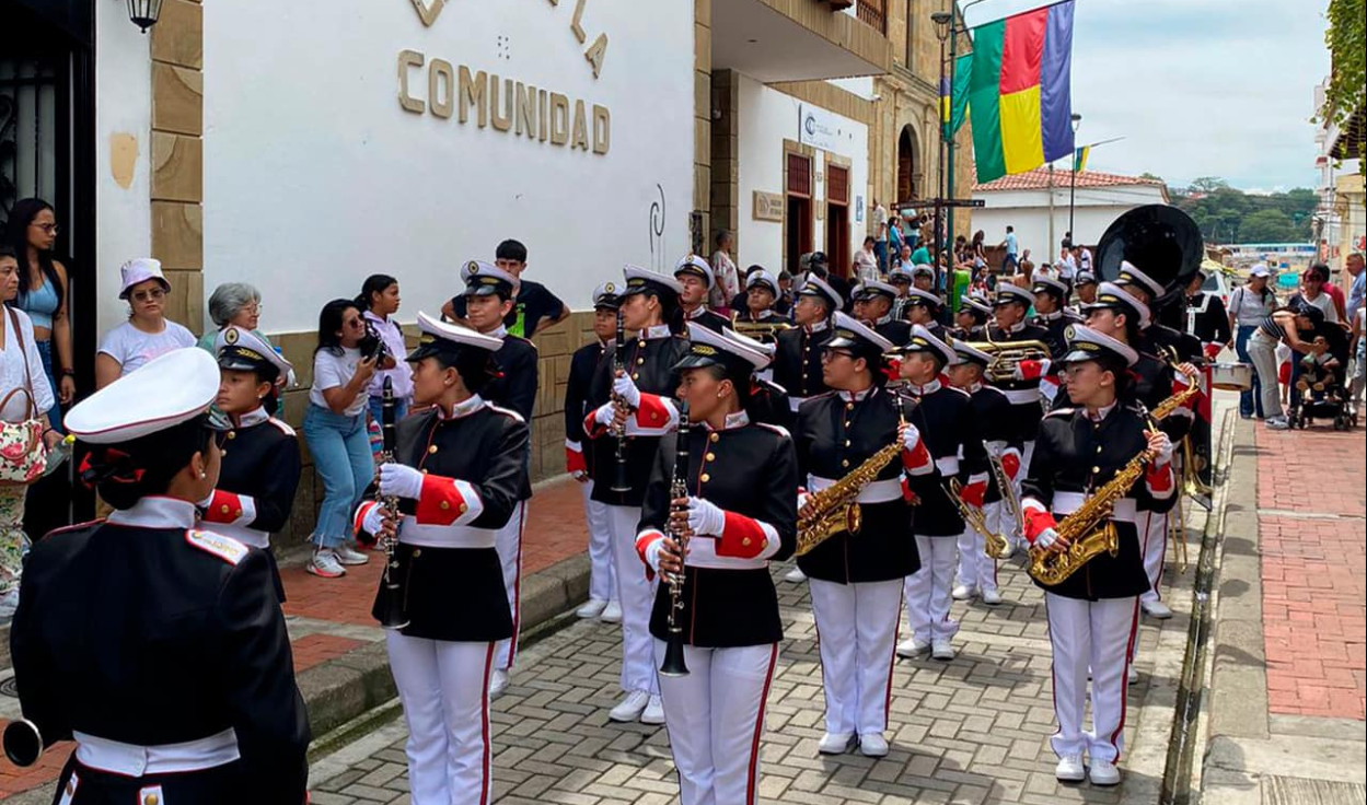 Banda Marcial de la IED San Gabriel recibe reconocimiento en Concurso Nacional de Bandas en Santander