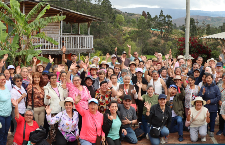 Más de 200 adultos mayores de Cajicá disfrutan jornada de recreación y cultura en Boyacá