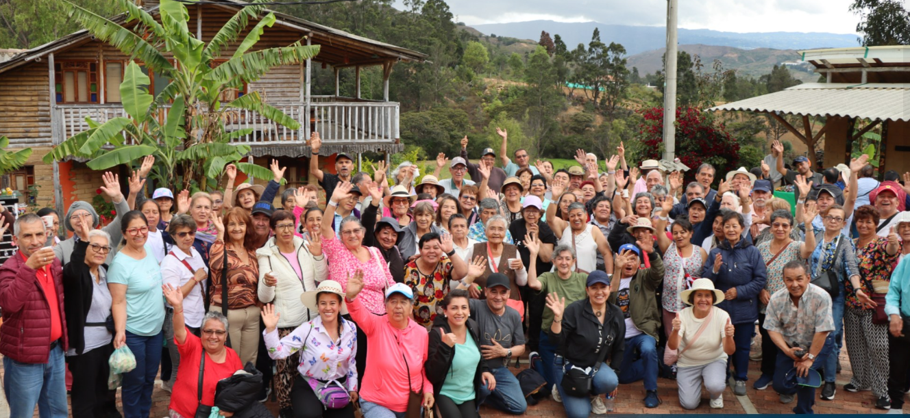 Más de 200 adultos mayores de Cajicá disfrutan jornada de recreación y cultura en Boyacá