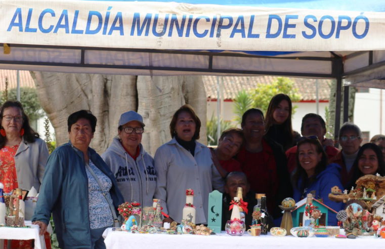 Creatividad y espíritu navideño: adultos mayores protagonizan Feria Navideña en Sopó