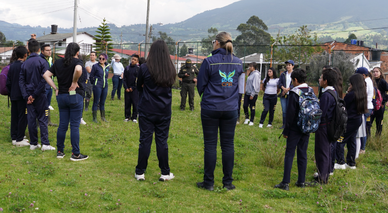 Estudiantes y voluntarios se unen en jornada de siembra de plantas nativas