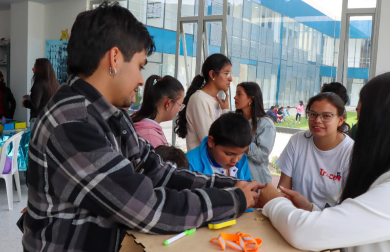 Estudiantes de Ingeniería Biomédica donan proyectos para mejorar la calidad de vida de personas con discapacidad en Cajicá