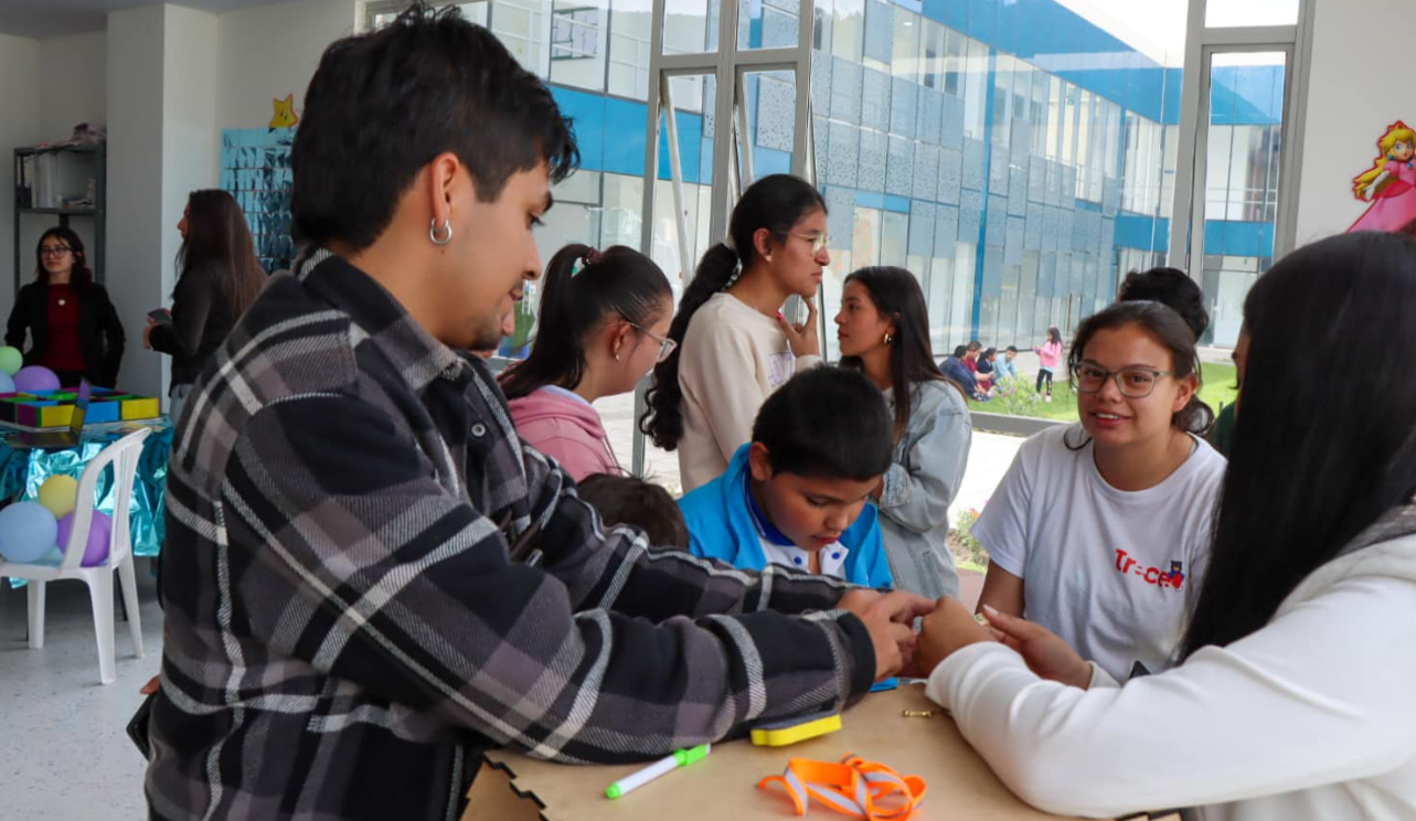 Estudiantes de Ingeniería Biomédica donan proyectos para mejorar la calidad de vida de personas con discapacidad en Cajicá