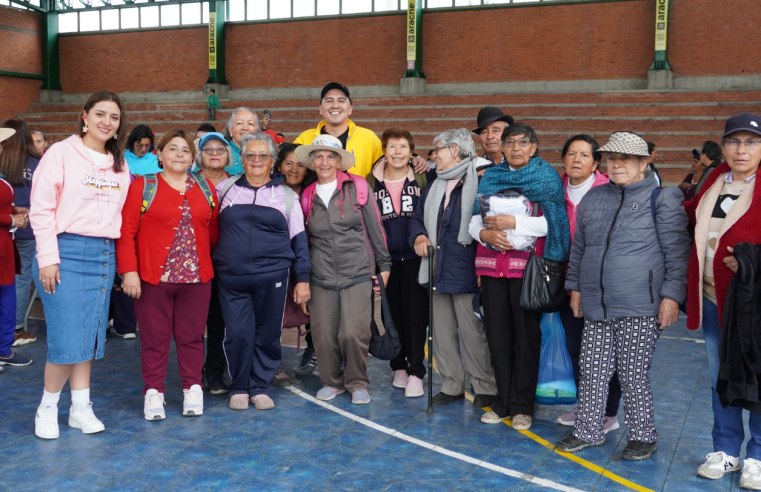 Entrega de Uniformes al Programa Satélite de Adulto Mayor