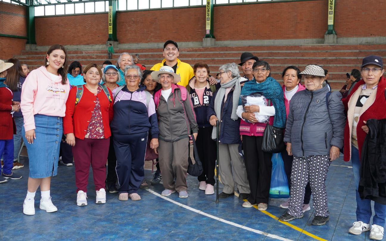 Entrega de Uniformes al Programa Satélite de Adulto Mayor