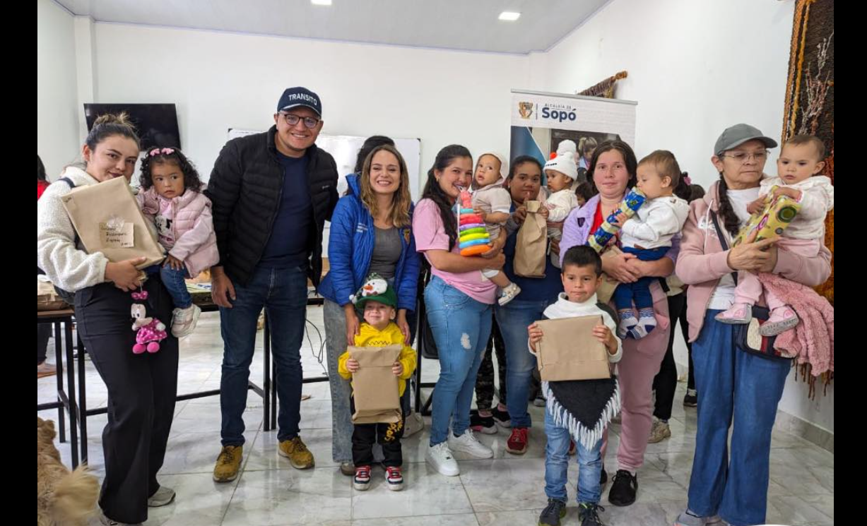 Más de 400 regalos entregados a niños de programas sociales en un acto de solidaridad