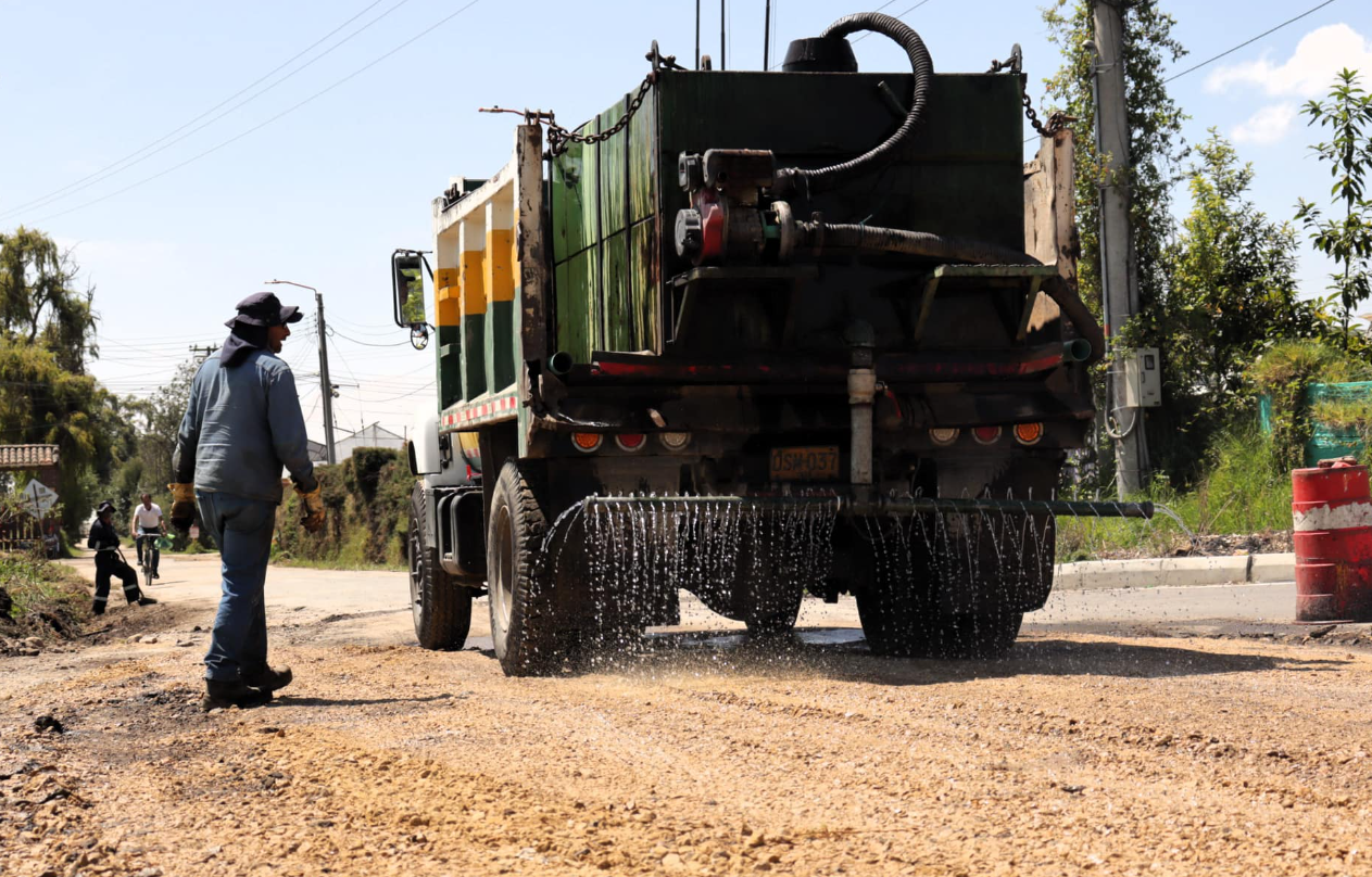 Chía avanza con el mantenimiento vial en sectores rurales y urbanos