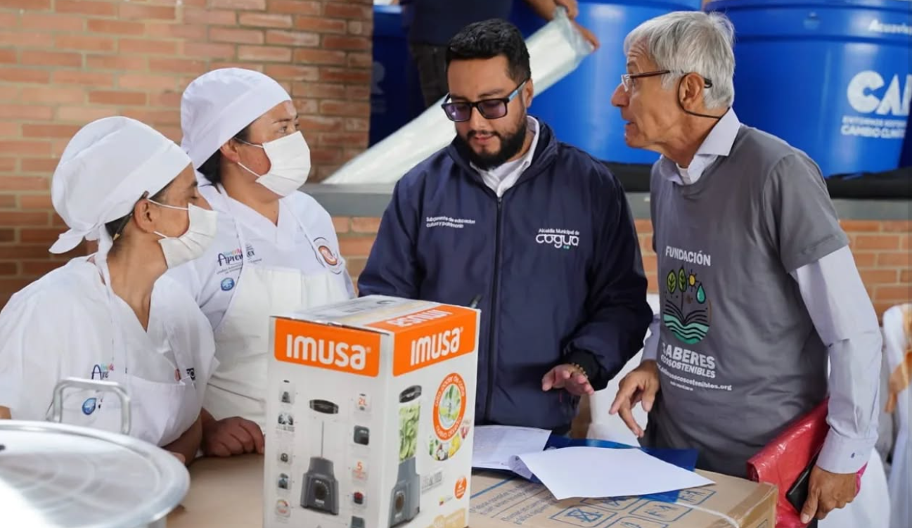 Entrega de |dotación| para |restaurantes escolares| en La Plazuela