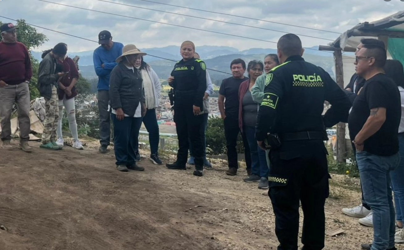 |Policía Comunitaria| entrega donaciones a familias en la vereda |La Esmeralda|