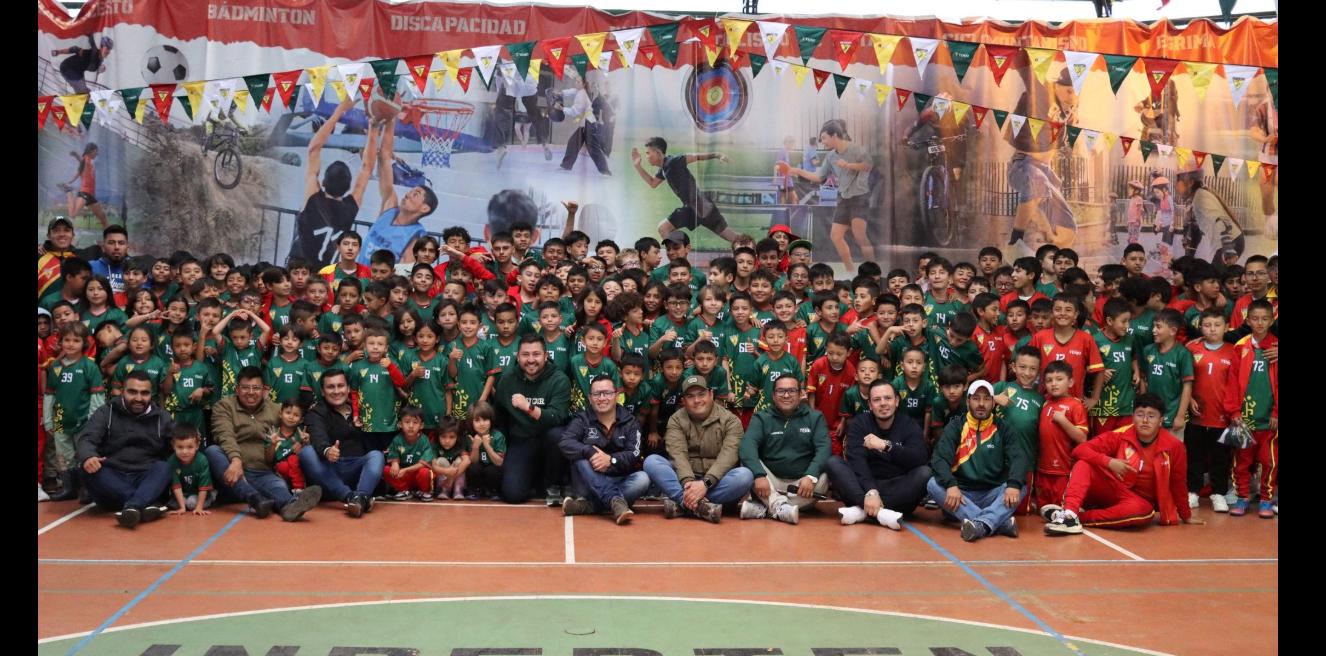 Más de 350 niños de |Tenjo| reciben |uniformes deportivos| para representar al municipio