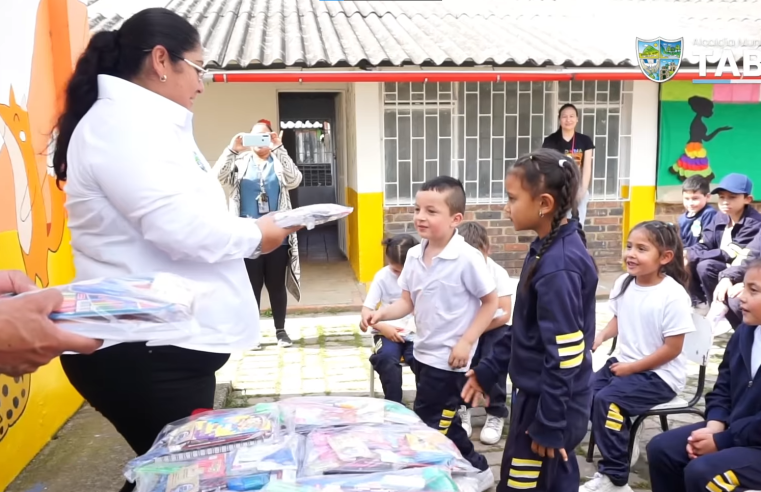 Entrega de |kits escolares| beneficia a estudiantes de |Tabio| + Video